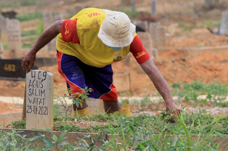 Potret keseharian Irawan, salah seorang penggali makam di TPU Gandus HIlls, Palembang . Pemkot Palembang menjadikan lokasi ini sebagai lokasi khusus pemakaman pasien Covid-19. Foto-Foto : M Hatta/rmolsumsel.id 