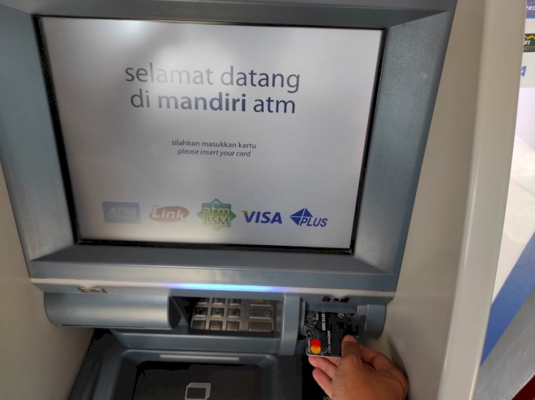 Himbara rencanakan penyesuaian baya tarif cek saldo dan tarik tunai di mesin ATM. (foto: M Hatta/rmolsumsel.id)