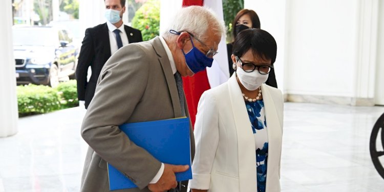 Perwakilan Tinggi Uni Eropa untuk Kebijakan Luar Negeri dan Keamanan, Josep Borrell dan Menteri Luar Negeri RI Retno Marsudi. (foto: Kemlu)