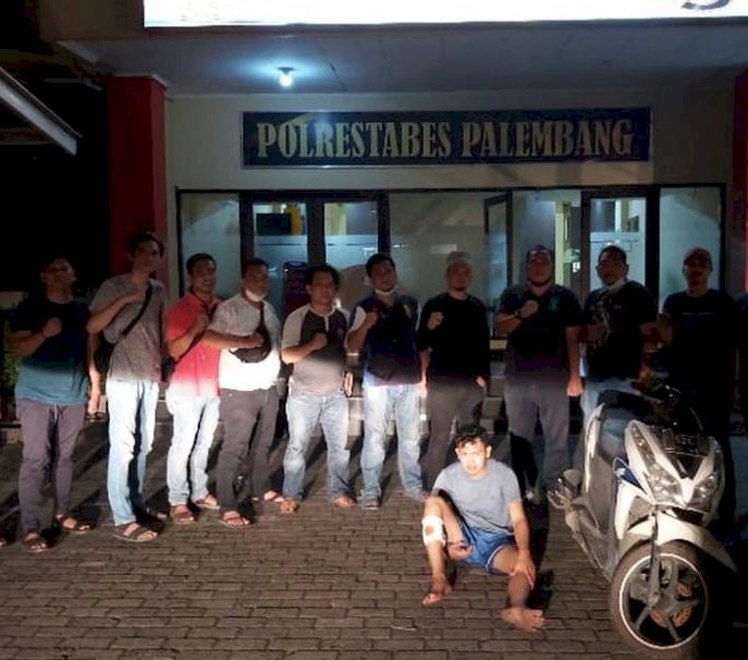 Pelaku pencuri sepeda motor diringkus di di kawasan rumahnya. (foto: istimewa/rmolsumsel.id)  