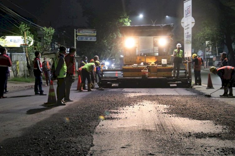 Pekerja dari BBPJN Sumsel saat melakukan proses perbaikan jalan nasional dalam Kota Palembang di Jalan Ahmad Yani, Selasa (1/6) malam lalu. (ist/rmolsumsel.id)