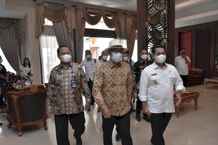 Gubernur Jawa Barat Ridwan Kamil (tengah) saat menghadiri prosesi penandatanganan perjanjian kerjasama produksi jagung. Foto: IST