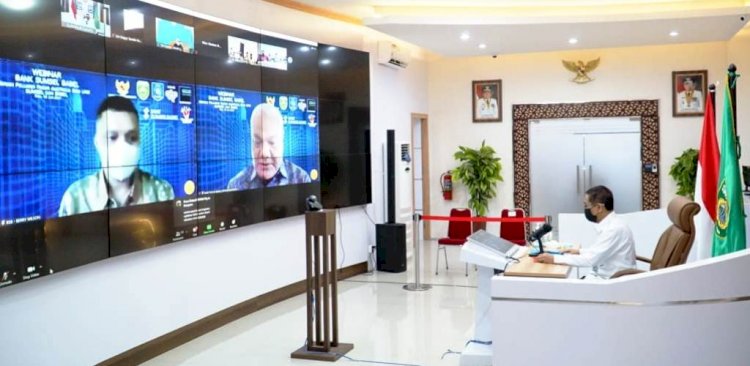 Plh Sekda Sumsel Akhmad Najib membacakan sambutan Gubernur Sumsel pada webinar Bank Sumsel Babel, Rabu (2/6/2021). (foto: humas provinsi sumsel)
