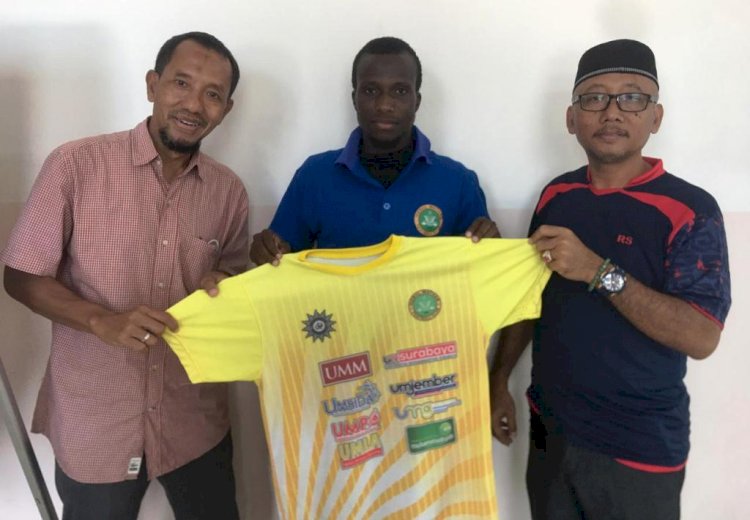 Mufutau Opeyemi Ogunsola (tengah) saat direkrut PS Hizbul Wathan di Liga 2 2020/pshw