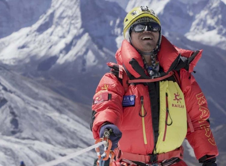 Zhang Hong pendaki tunanetra pertama asal Asia yang berhasil mengggapai puncak Everest. (net)