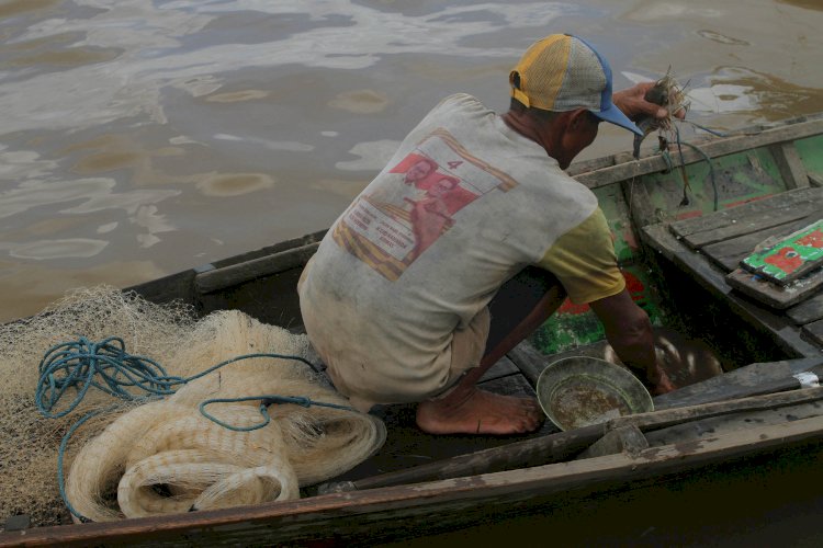 Nelayan yang tengah mencari ikan di Sungai Musi. (dok/rmolsumsel.id)