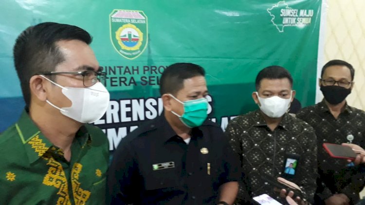 Deputi Direktur Wilayah Sumbagsel Surya Rizal (kiri) saat menggelar konferensi pers usai penyerahan beasiswa di Graha Bina Praja, Kamis (3/6). (foto: Eko Prasetyo/RMOLSumsel.id)