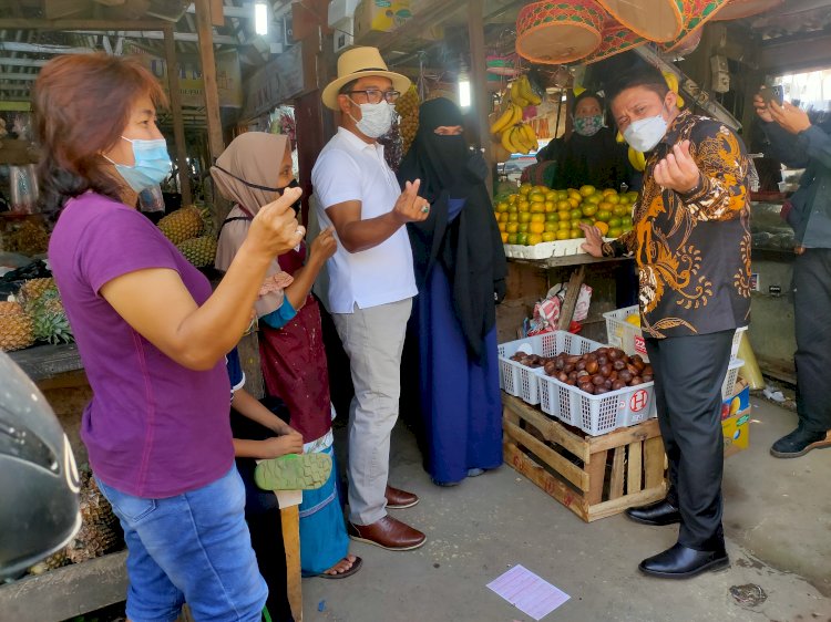Gubernur Jawa Barat Ridwan Kamil saat blusukan ke Pasar Cinde Palembang, Kamis (3/6). (foto: Eko Prasetyo/RMOLSumsel.id)