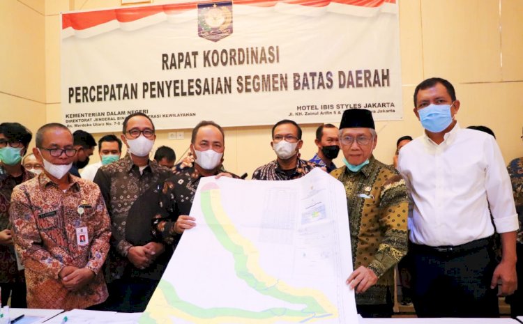 Sekda Muba Apriyadi dan Wakil Bupati Banyuasin Slamet Somosentono menunjukkan peta batas wilayah kedua daerah yang disepakati/Ist