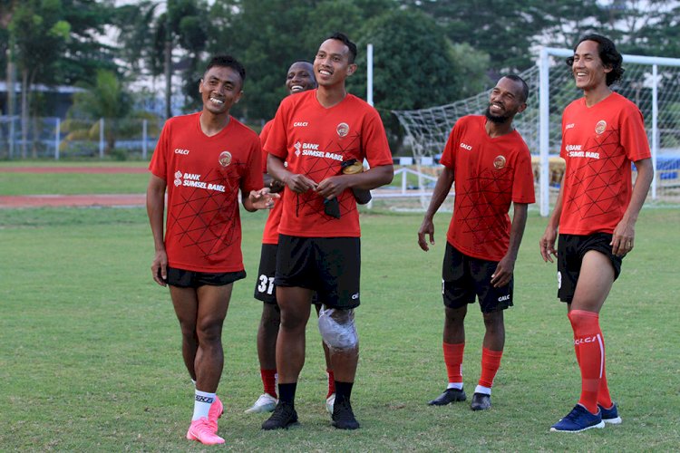 Gelandang Sriwijaya FC Lucky Wahyu terkena cedera dan harus mendapat perawatan di kaki kirinya. foto: M Hatta/RMOLSumsel