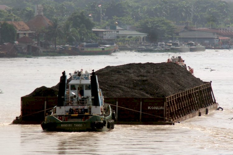 Ilustrasi batubara yang diangkut menggunakan tongkang di kawasan perairan Sungai Musi. (rmolsumsel.id)