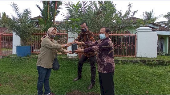Aksi penanaman pohon buah yang dilakukan di Talang Akar, Talang Ubi, Pali, Sumatera Selatan pada Kamis (27/5/2021). (Foto: ist/PEP)