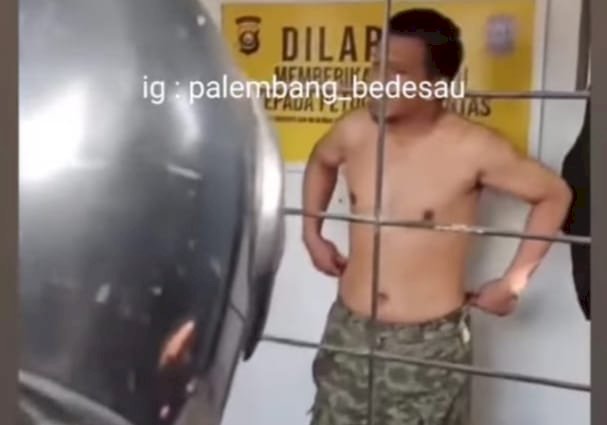 terduga pelaku penusukan saat diamankan di Pos Polantas Simpang Angkatan 66.  Foto: Instagram Palembang Bedesau