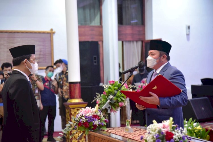 Gubernur Sumsel Herman Deru saat mengukuhkan Kepala BPS Sumsel Zulkipli di Griya Agung Palembang. (Ist)