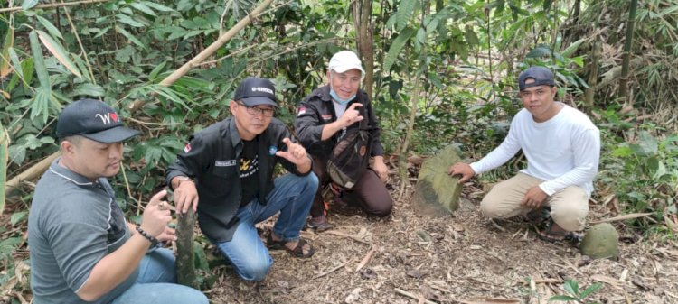 Nisan kuno berukir yang berada di Desa Ulak Pandan. Foto: IST