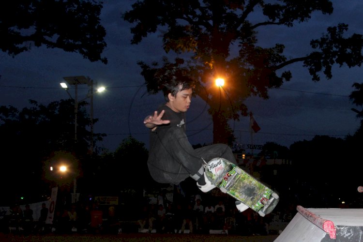 Penggiat skateboarding Kota Palembang tengah memperagakan trik. Foto-foto : M Hatta/rmolsumsel.id