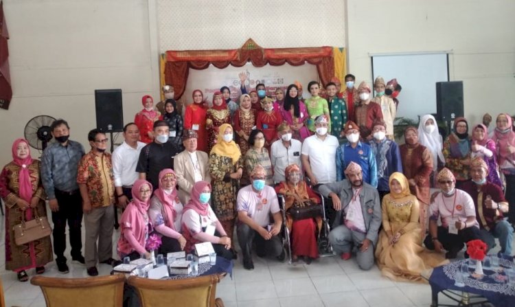 Berpoto bersama saat pembukaan lomba dalam rangkaian Festival Palembang Darussalam yang ke  XlX, di aula Bekangdam II Sriwijaya, Sabtu (5/6). (Dudy Oskandar/rmolsumsel.id)