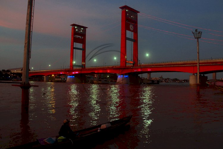 Jembatan Ampera di Kota Palembang merupakan salah satu bangunan bersejarah yang masih digunakan masyarakat. (dok rmolsumsel.id)