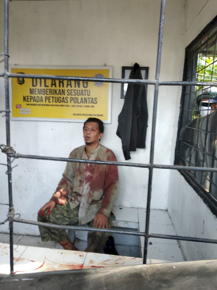 Pelaku penusuk anggota Polantas Palembang, MI saat diamankan. (rmolsumsel.id/ist)