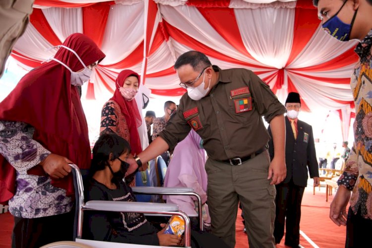 Bupati Muba Dodi Reza Alex saat menyerahkan bantuan kepada penyandang disabilitas beberapa waktu lalu. (rmolsumsel.id/ist)