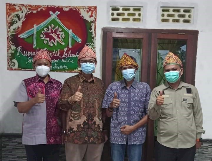 Anggota DPR RI dari Fraksi PKS, Mustafa Kamal mengunjungi tempat pembuatan batik dan tanjak Palembang, Sabtu (6/6). (ist/rmolsumsel.id)