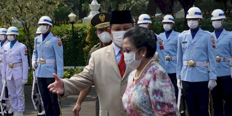 Prabowo Subianto saat menyambut kedatangan Ketua Umum PDIP, Megawati Soekarnoputri dalam peresmian patung Presiden pertama RI, Soekarno di Kemenhan, Minggu (6/6). (istimewa/rmolsumsel.id)