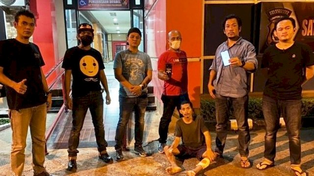 Junaidi alias Junai (bawah) pelaku pencurian handphone di Plaju saat tiba di Mapolrestabes Palembang. (rmolsumsel.id/ist)