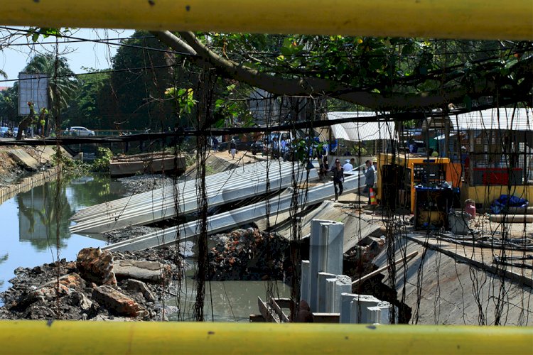 Progres rekonstruksi Sungai Sekanak Lambidaro. Sejumlah petugas melakukan pemasangan Sheet Pile di sepanjang bantaran sungai. Foto-Foto: M Hatta/rmolsumsel.id