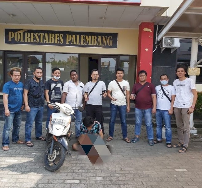 Pelaku MDS saat ditangkap tim Opsnal Unit Curanmor Polrestabes Palembang. (istimewa/rmolsumsel.id)
