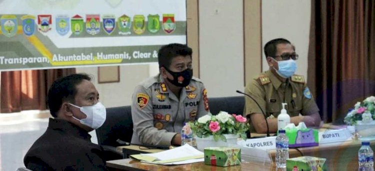 Sekda OKU Selatan Romzi bersama Kapolres OKU Selatan AKBP Zulkarnain Harahap menyimak arah Kapolda Sumsel Irjen Prof. Eko Indra Heri. (rmolsumsel.id/ist)