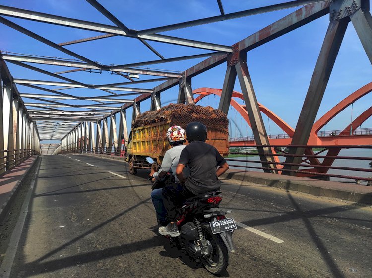 Angkutan sawit di Sumsel. (foto: M. Hatta/rmolsumsel.id)