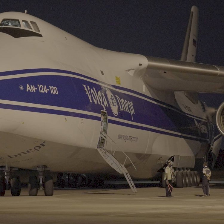 esawat kargo terbesar di dunia, Antonov 124-100 saat mendarat di Bandara SMB II Palembang. (Instagram Palembang airport/rmolsumsel.id)