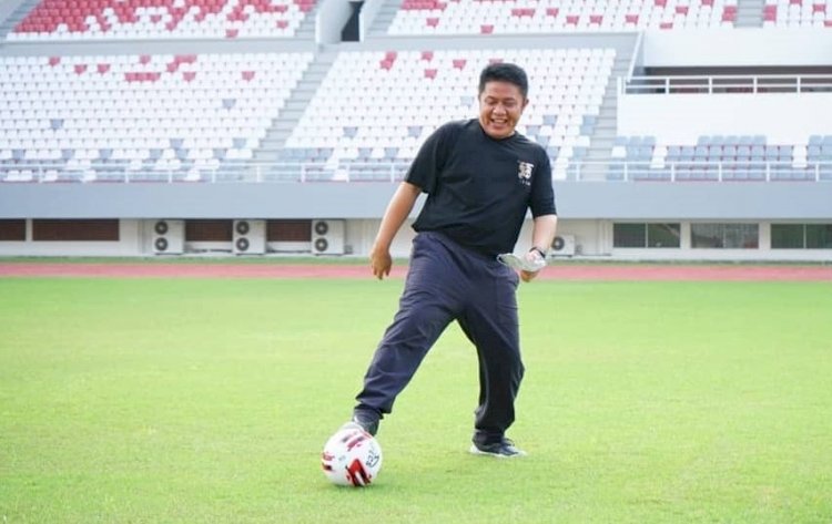 Gubernur Sumsel, Herman Deru, saat mencoba rumput stadion Gelora Sriwijaya Jakabaring, beberapa waktu lalu. (humas pemprov sumsel/RmolSumsel.id)