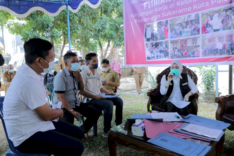 Wakil Wali Kota Palembang Fitrianti Agustinda saat mendengar keluhan masyarakat di Kecamatan Sukarami/ Ist