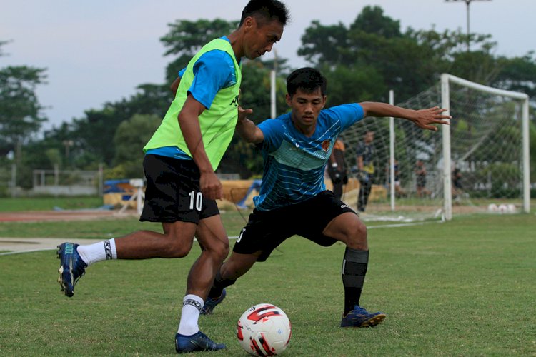 Winger Sriwijaya FC Dedi Hartono mencoba melawati hadangan rekannya dalam sesi latihan/ M Hatta