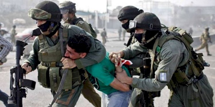 tentara israel menangkap warga palestina/net
