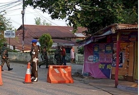 Proses pengosongan rumah dinas Pomdam II/Sriwijaya di Jalan Angkatan 66, Kelurahan Talang Aman, Kecamatan Kemuning, Rabu (9/10), dijaga ketat personel TNI. Foto: Dudi Oskandar/rmolsumsel.id 