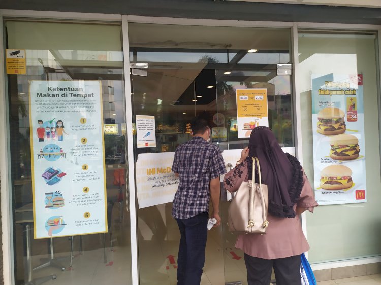 Gerai McDonald's yang ada di Sudirman Palembang tutup lebih awal/Yosep Indra Praja