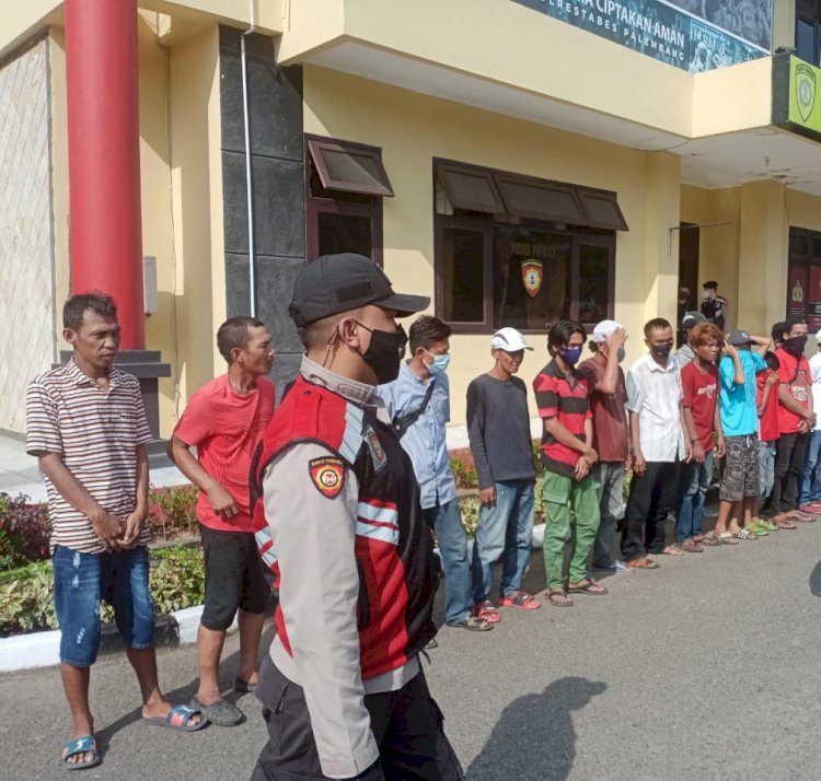 Puluhan jukir liar dan diduga preman ditangkap ke Polrestabes Palembang untuk dilakukan pendataan serta memintai keterangan. (istimewa/rmolsumsel.id)