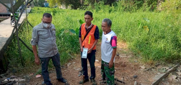 Tenaga Ahli (TA) anggota DPR RI, Kms Khoirul Mukhlis yang memimpin langsung tahapan survei sekaligus pemasangan patok bakl lokasi PJUTS di kawasan Seberang Ulu 1, Kota Palembang. (istimewa/rmolsumsel.id)