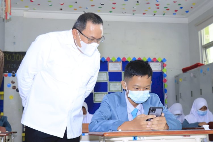 Bupati Muba Dodi Reza Alex memantau seorang siswa SMP Negeri 6 Sekayu yang mengerjakan PAT Sekolah secara tatap muka. (humas pemkab muba/rmolsumsel.id)