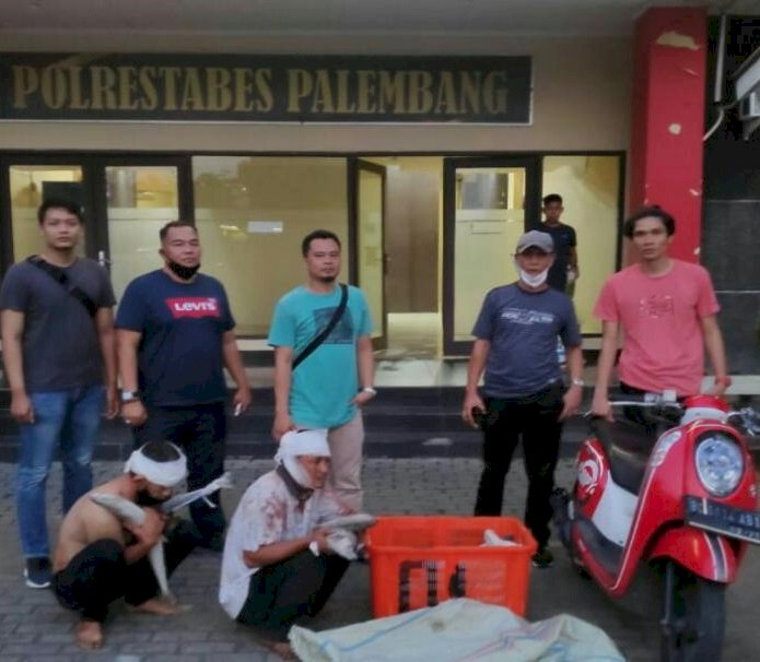 Kedua pelaku diamankan Tim Beguyur Bae Opsnal Unit Ranmor Satreskrim Polrestabes Palembang. (ist/rmolsumsel)