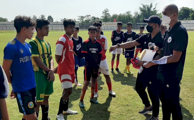 Sultan Raya (dua dari kiri) sesaat sebelum seleksi tingkat regional di Stadion Talang Jimar Prabumulih, Sabtu (5/6) lalu.  (Yosep/rmolsumsel.id)