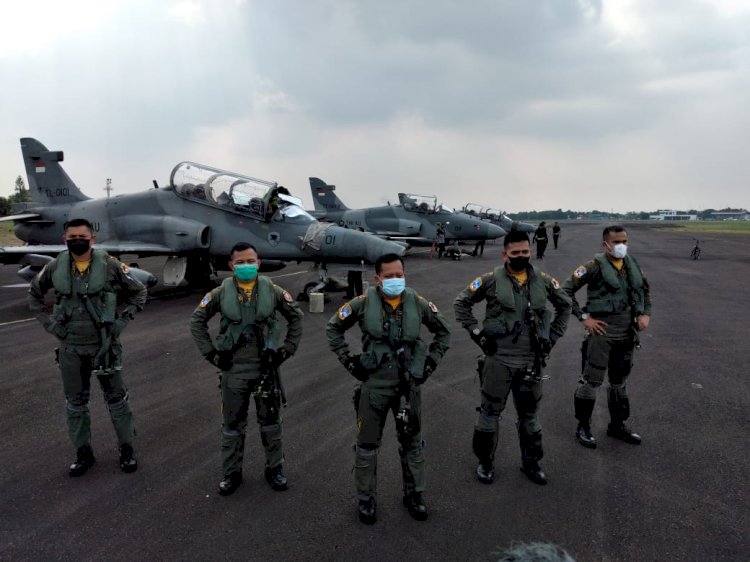 Komandan Skadron Udara 12 Letkol Pnb Putut Hanggiro (tengah) bersama rombongan yang tiba bersamanya berasal dari Skadron 12 Homebase Pekanbaru menggunakan pesawat tempur Hawk 100/200.(dudy oskandar/rmolsumsel.id)
