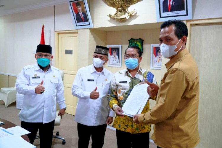 Kepala BPN Muba Romanus dan Kabid Pengadaan Tanah BPN Sumsel Edison menunjukkan surat dasar hukum pengadaan tanah untuk proyek Jalan Tol Trans Sumatra yang melintasi wilayah Kabupaten Muba.