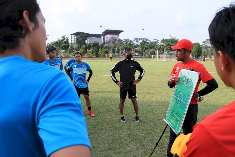 Pelatih Kepala Sriwijaya FC menggambarkan strategi kepada pemain. (m hatta/rmolsumsel.id)