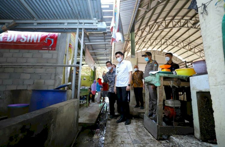 Bupati Ogan Ilir Panca Wijaya Akbar meninjau langsung Pasar Indralaya, Kamis (10/6). (instagram @pancawijayaakbar/rmolsumsel.id)