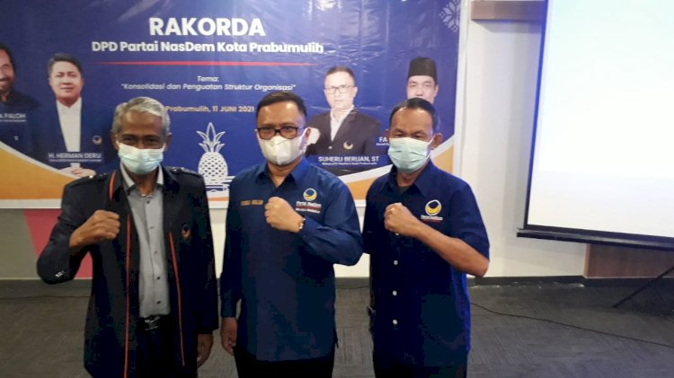 Ketua DPD Partai Nasdem Prabumulih, Suherli Berlian (tengah) saat menghadiri Rakorda, Jumat (11/6). (istimewa/rmolsumsel.id)