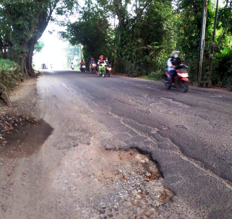 Jalan Residen H Amaludin di depan UPTD BLKI Palembang mengalami kerusakan yang dapat membahayakan warga yang melintas. (Dudy Oskandar/rmolsumsel.id)