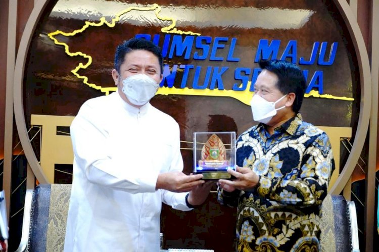 Gubernur Sumsel Herman Deru menyerahkan cendera mata kepada Direktur Utama Bank Syariah Indonesia Hery Gunardi. (humas provinsi sumsel/rmolsumsel.id)